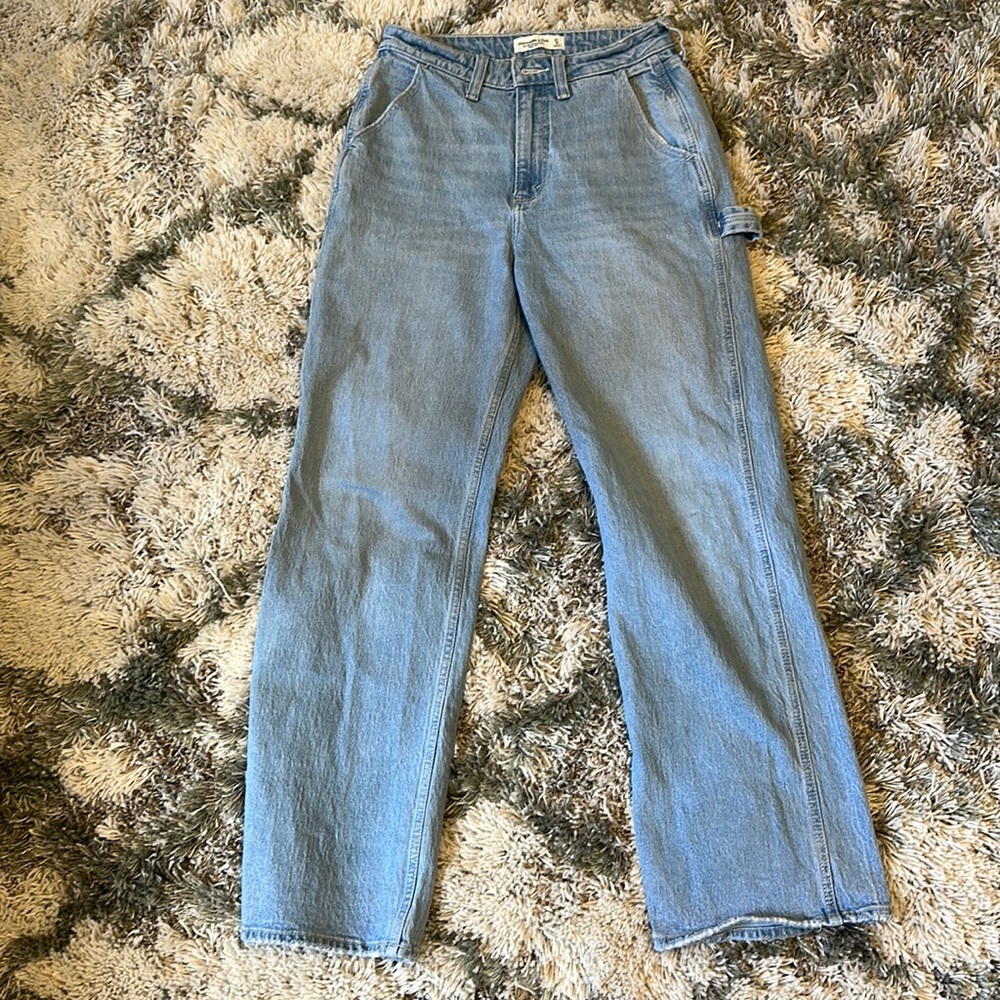 A&F Curve Love 90s High Rise Relaxed Jean with Carpenter Detail